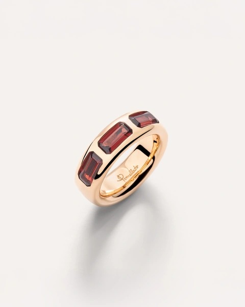 Iconica ring in 18k rose gold with pyrope garnets