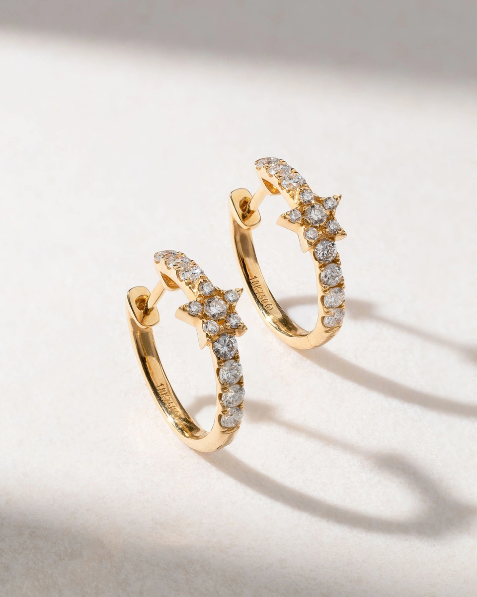 Σκουλαρίκια Κρίκοι σε Κίτρινο Χρυσό  Κ18 με Αστέρια και Μπριγιάν Διαμάντια