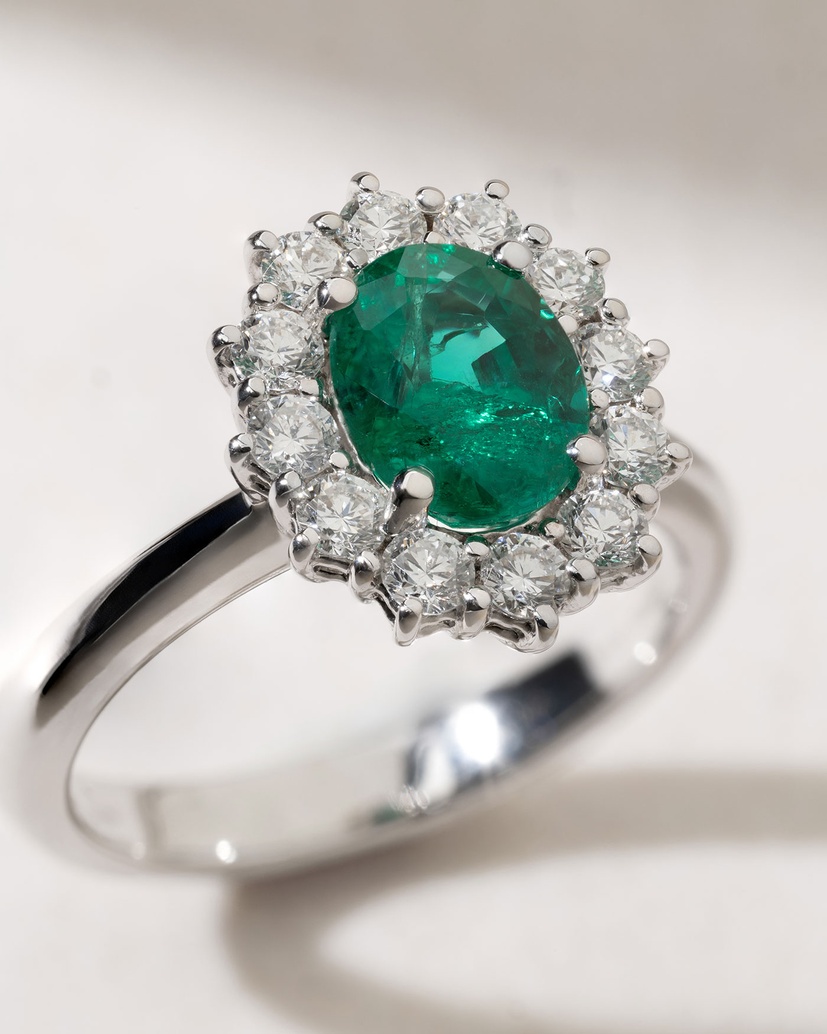 18Κ White Gold Ring with Oval Emerald and Diamonds