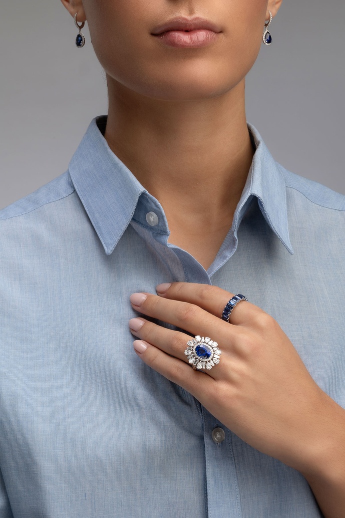18k White Gold Ring with Blue Sapphires
