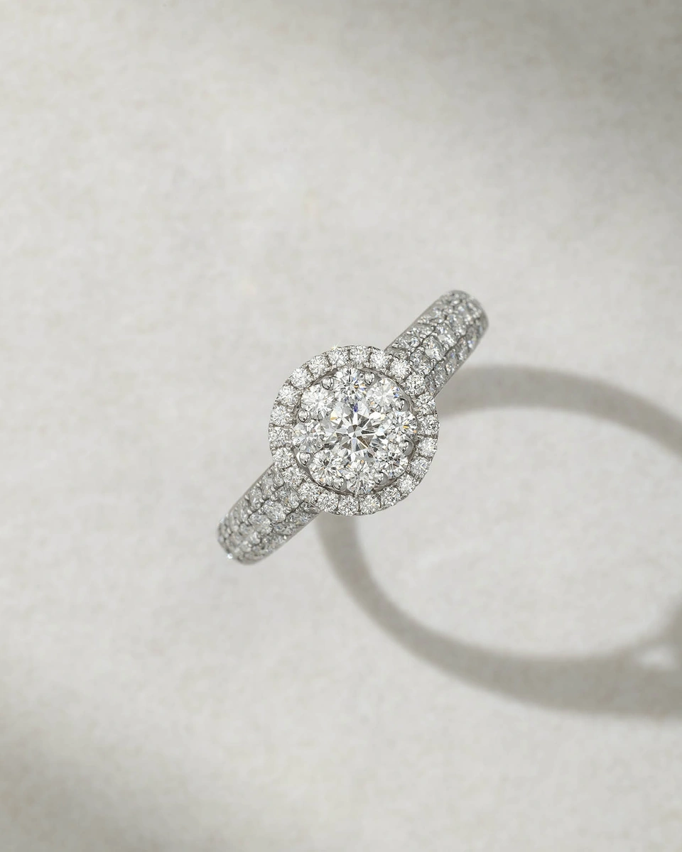 18K White Gold Ring with Brilliant Cut Diamonds