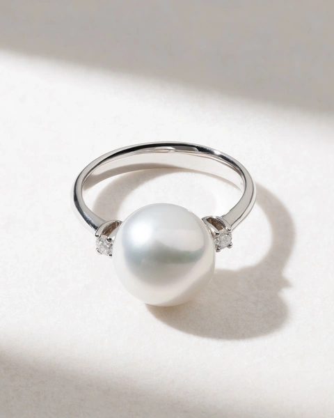 18K White Gold Ring with Diamonds and South Sea Pearl