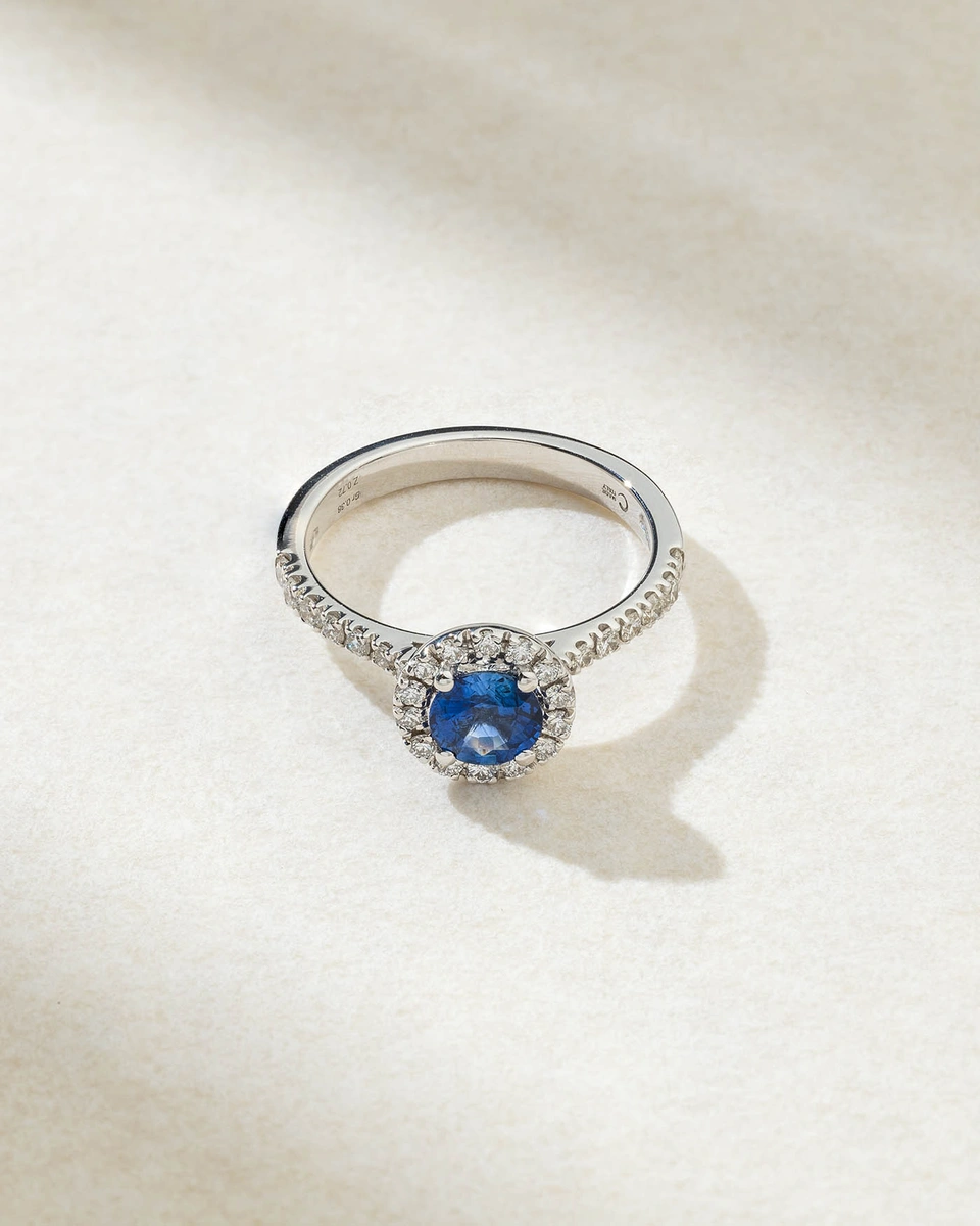 18K White Gold Ring with Round Sapphire and Diamonds