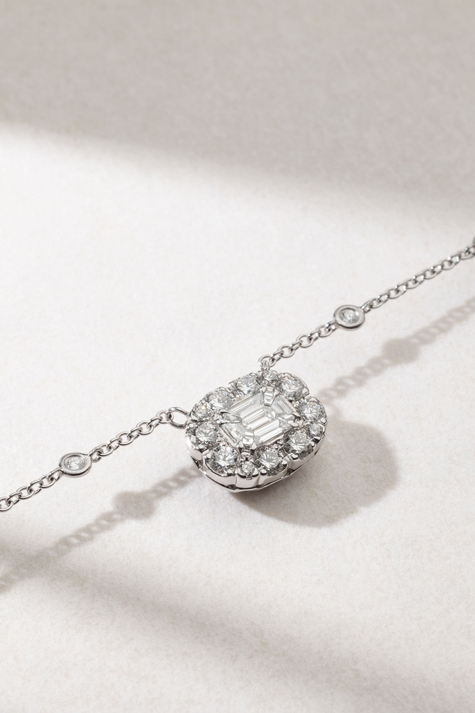 18 Karat White Gold Necklace with Trapezoid and Brilliant Diamonds