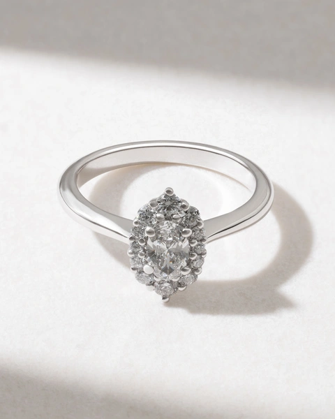 18K White Gold Ring with Central Oval Diamond and Brilliants