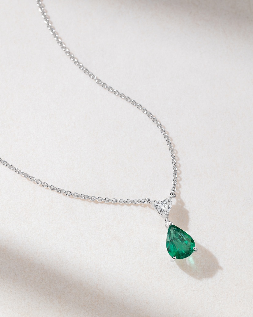 18K White Gold Necklace with Pear Shaped Emerald and Heart Diamond - Image 1