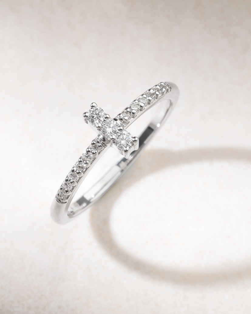 18K White Gold Minimal Ring with Brilliant cut Diamonds