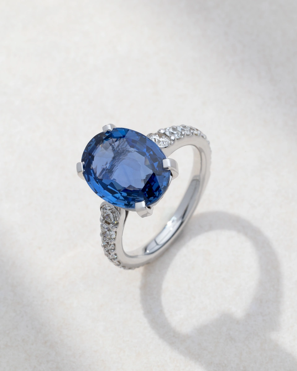 Ring in 18K White Gold with Brilliant-Cut Diamonds and Oval Sapphire
