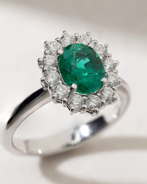 18Κ White Gold Ring with Oval Emerald and Diamonds