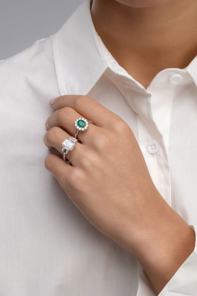 18Κ White Gold Ring with Oval Emerald and Diamonds