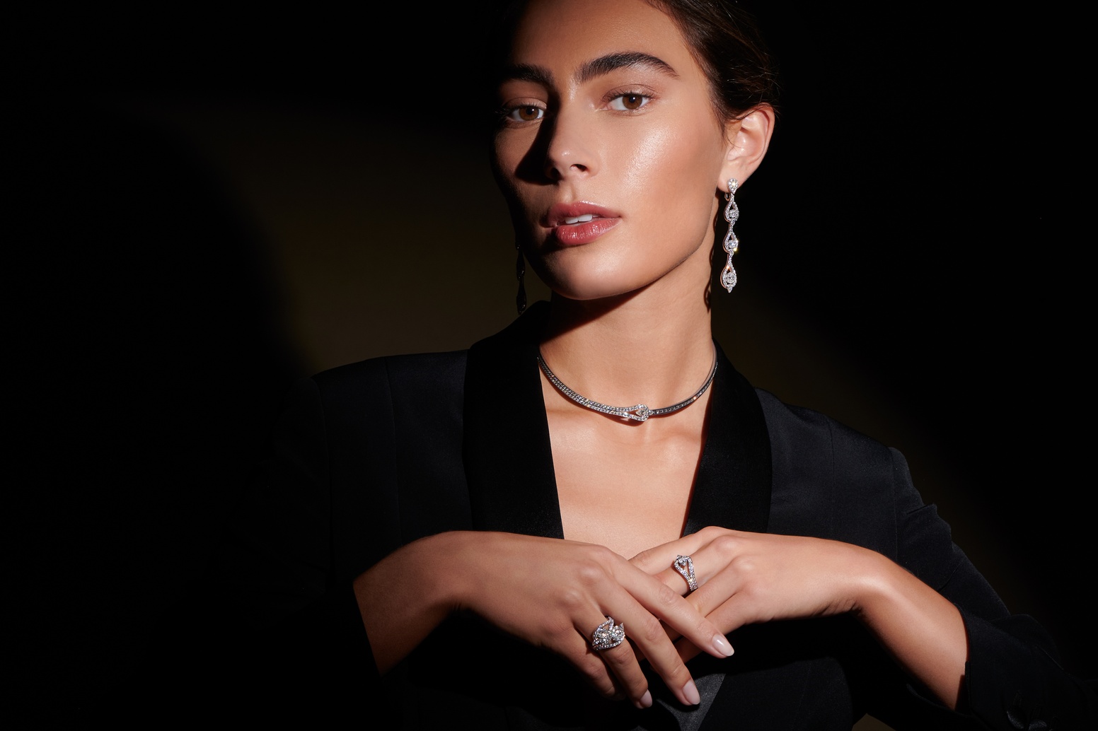 Statement 18K White Gold Choker Necklace with Pear Shaped, Baguette and Brilliant Diamonds
