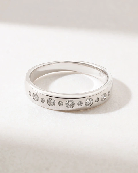 18K White Gold Band Ring with Brilliant Diamonds