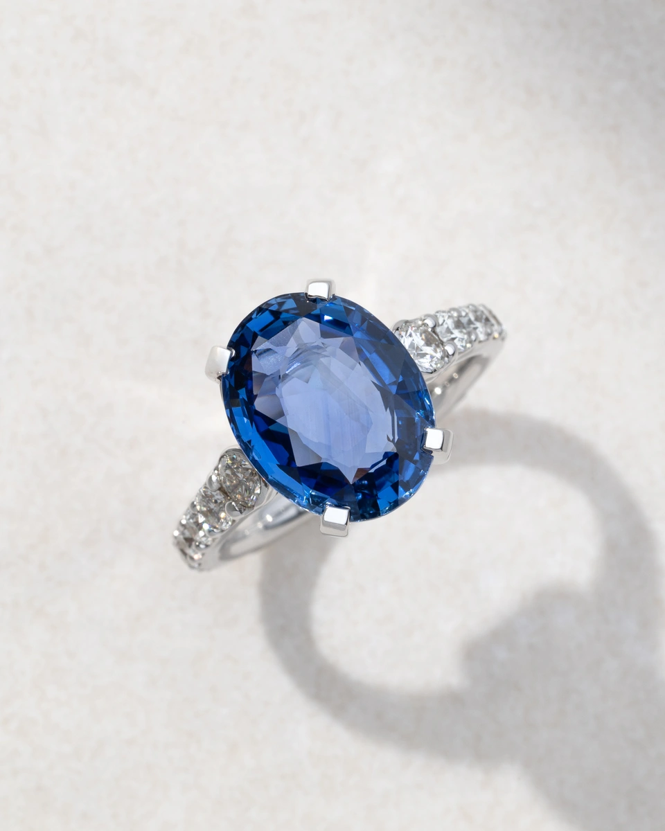 Ring in 18K White Gold with Brilliant-Cut Diamonds and Oval Sapphire