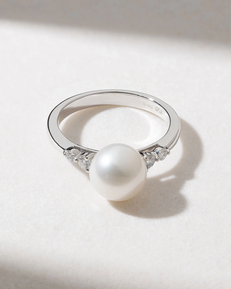 18K White Gold Ring with Pearl and Diamonds