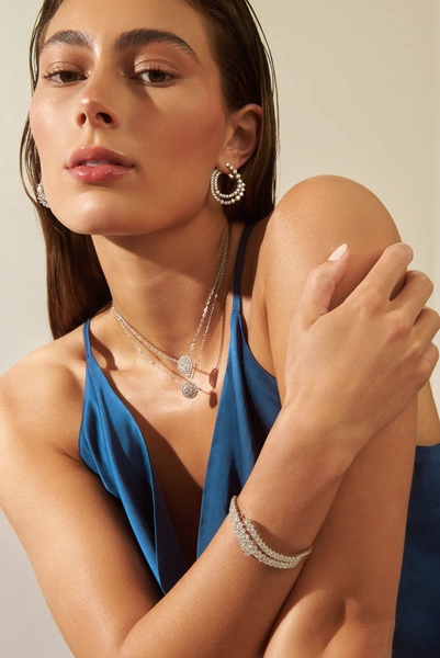 18K White gold Necklace with Pear Shaped Diamond and Brilliants