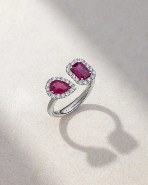18K White Gold Ring with Emerald cut and Pear Shaped Ruby