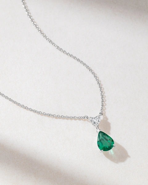 18K White Gold Necklace with Pear Shaped Emerald and Heart Diamond