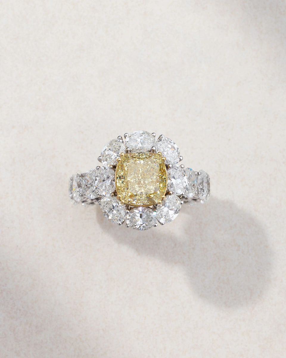 Ring in 18K White Gold with Oval-Shaped Diamonds and a Cushion Fancy Yellow Diamond
