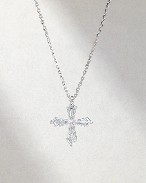 Cross in 18K White Gold with Kite-Cut diamonds