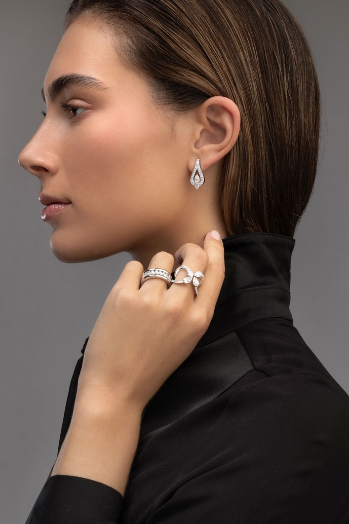 18K White Gold Ring with Brilliant and Pear Shaped Diamonds